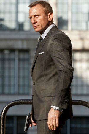 Ο Daniel Craig υποδύεται τον Bond φορώντας γκρι κουστούμι απο τον σχεδιαστή Tom Ford