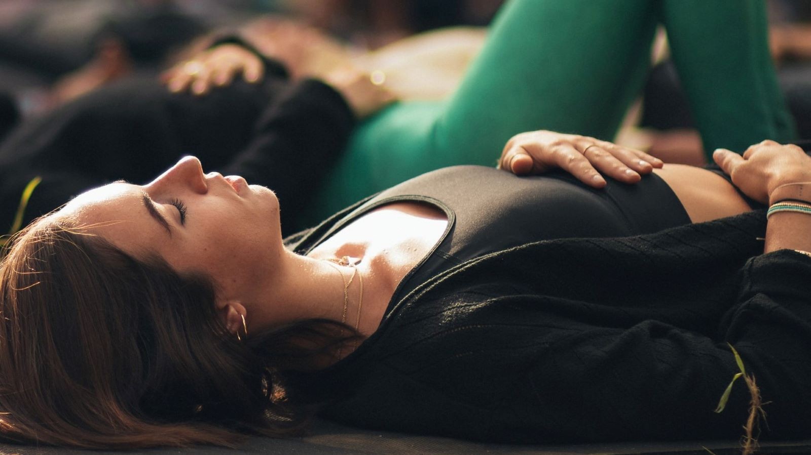 Γυναίκα σε ύπτια θέση σε άσκηση αναπνοής