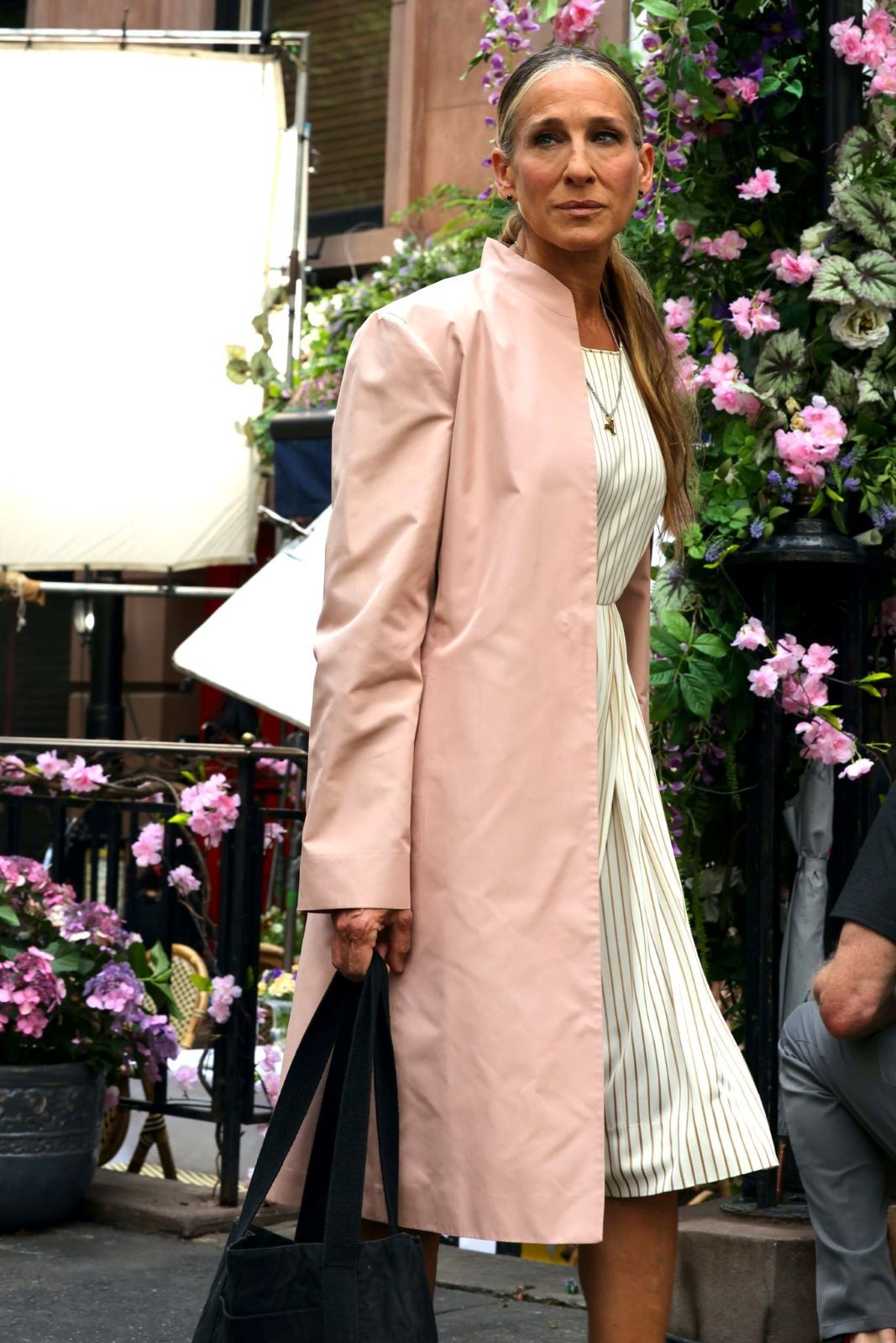 Η ηθοποός Sarah Jessica Parker περπατάει στο δρόμο