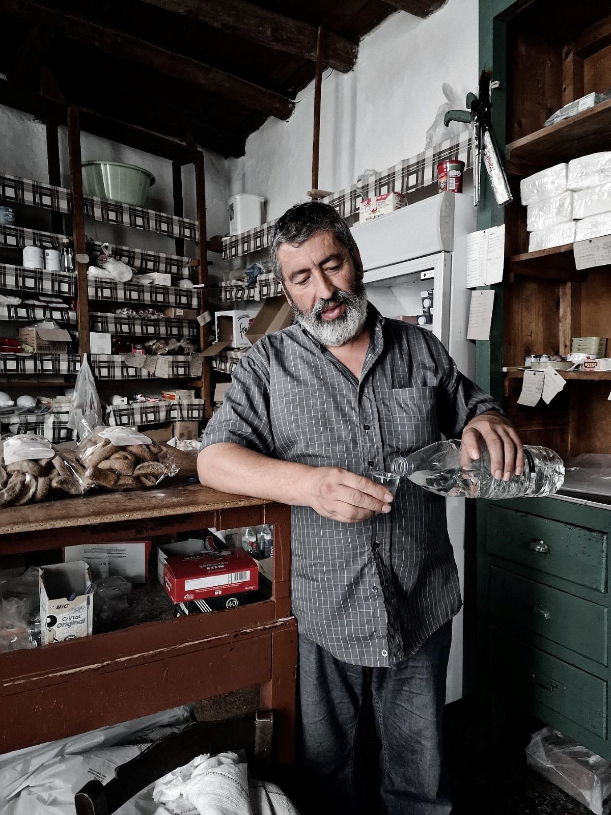 Κρητικός σερβίρει την παραδοσιακή ρακή