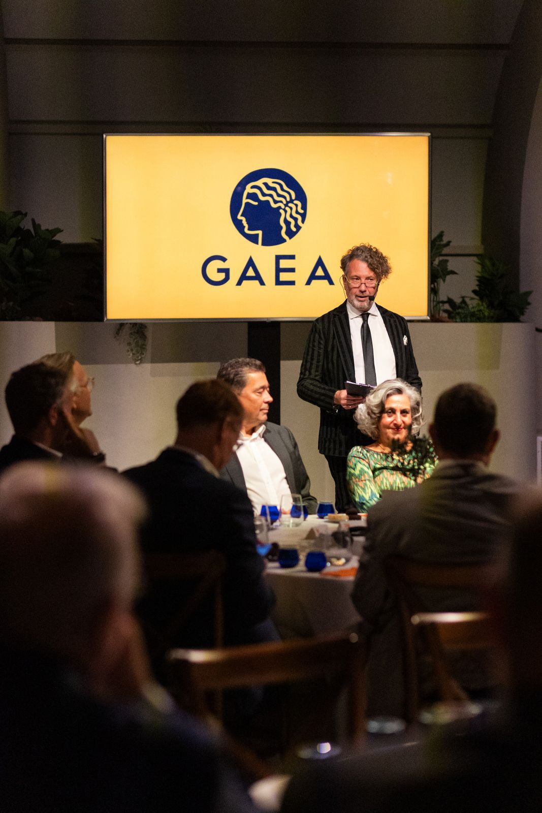 Ο Γιώτης Αγγελίδης, ο οδηγός και η φωνή της τυφλής γευσιγνωσίας.