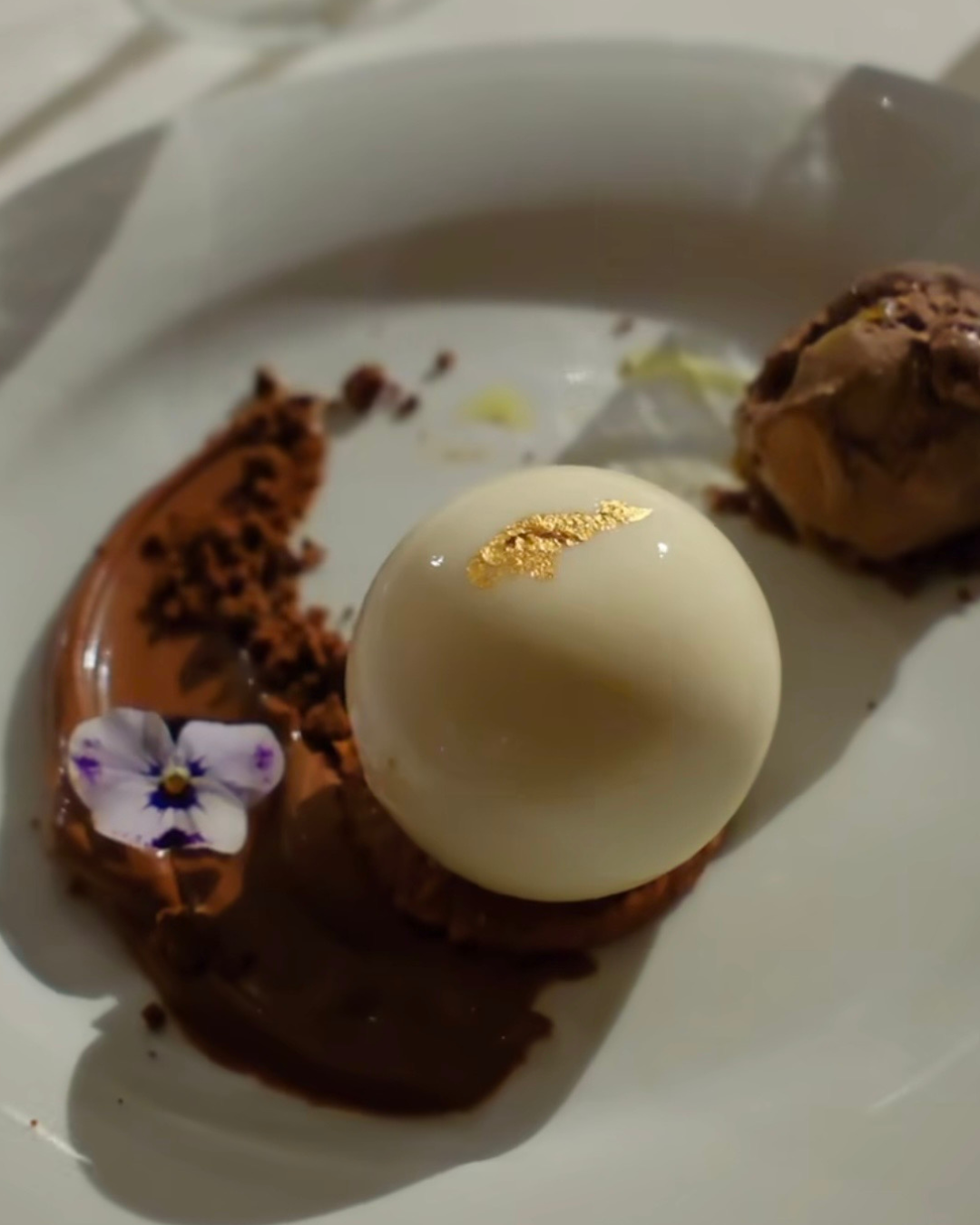 Μους Καϊμάκι με σάλτσα σοκολάτας φτιαγμένη με εξαιρετικό παρθένο ελαιόλαδο GAEA Σητείας και ανθό αλατιού,  συνοδευόμενο με παγωτό σοκολάτας με εξαιρετικό παρθένο ελαιόλαδο GAEA Σητείας.